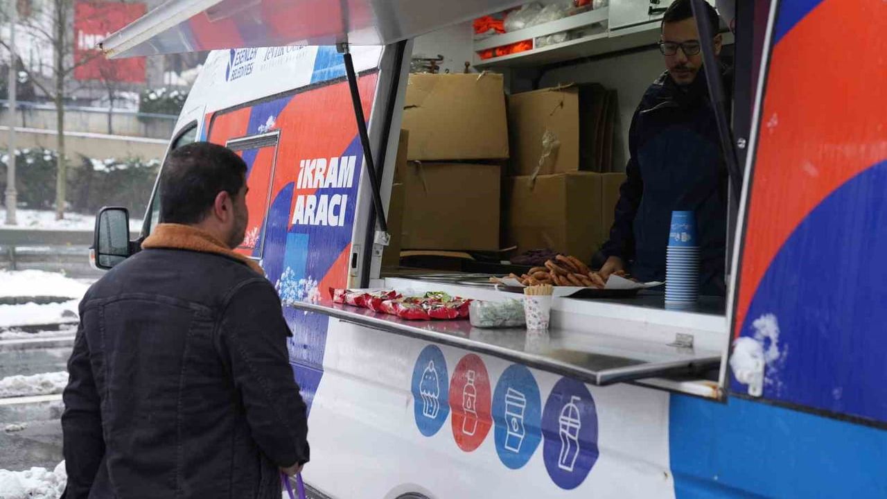 Esenler Belediyesi'nden karla mücadelede sıcak ikram desteği