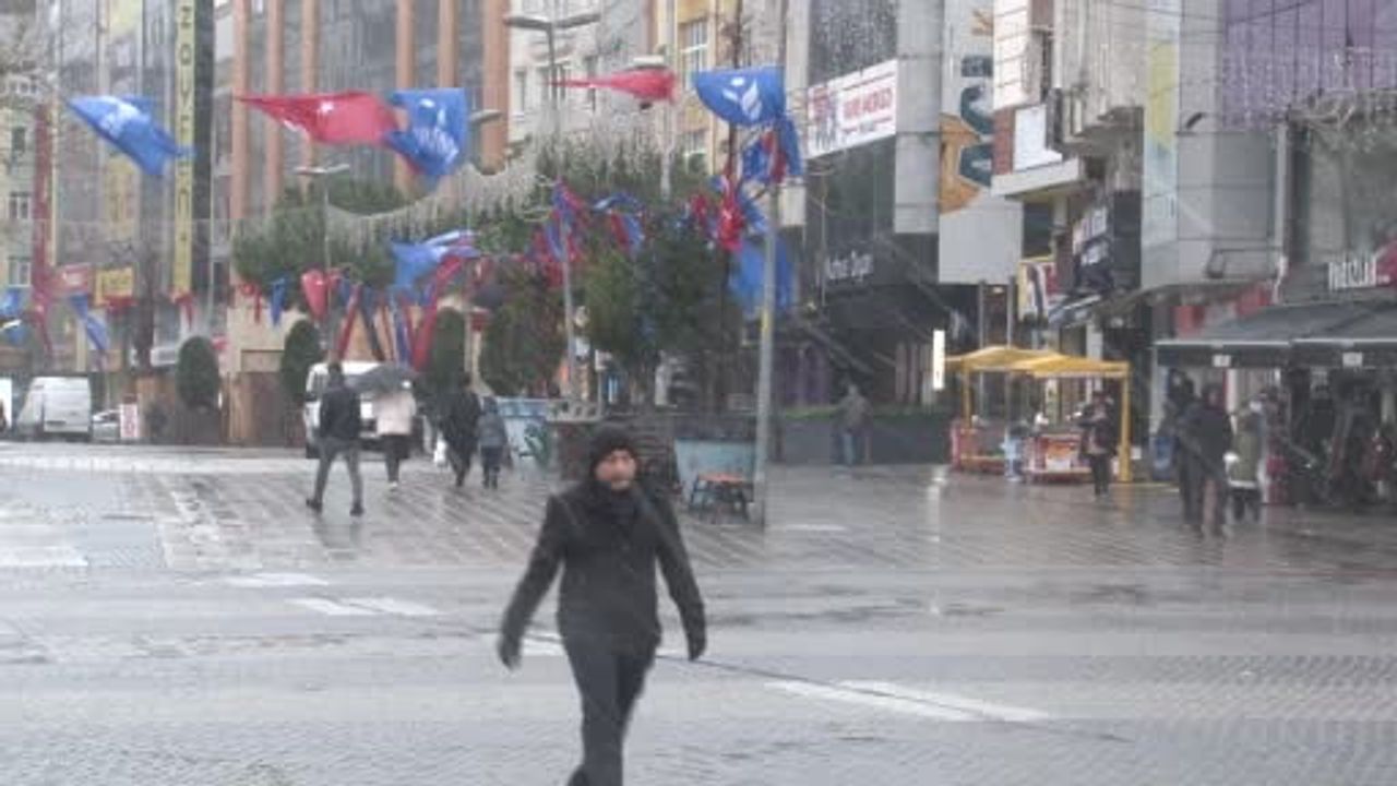 Esenler'de aralıklı kar yağışı etkisini sürdürüyor