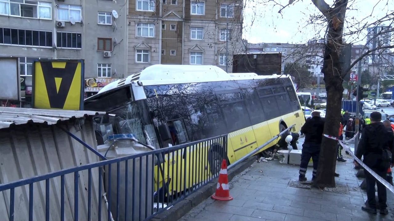 Esenler'de İETT otobüsü otoparka daldı