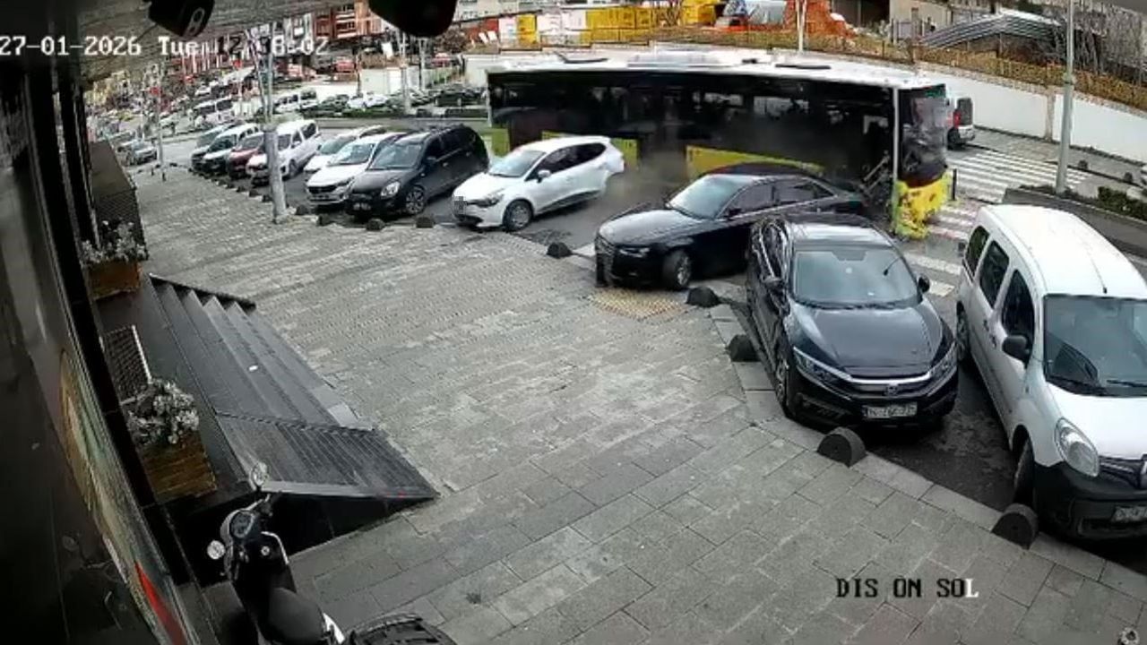 Esenler'de İETT otobüsü park halindeki araçlara çarptı