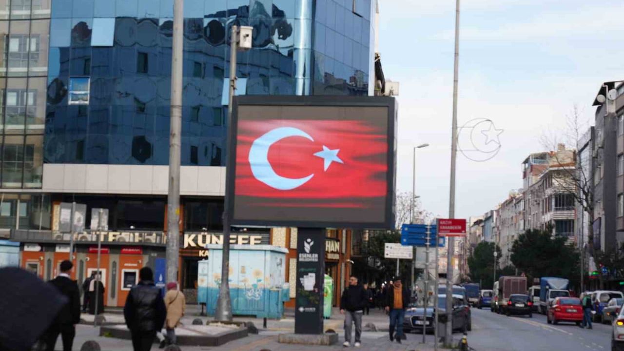 Esenler’de Türk Bayrağı Ekranlarda Dalgalandı
