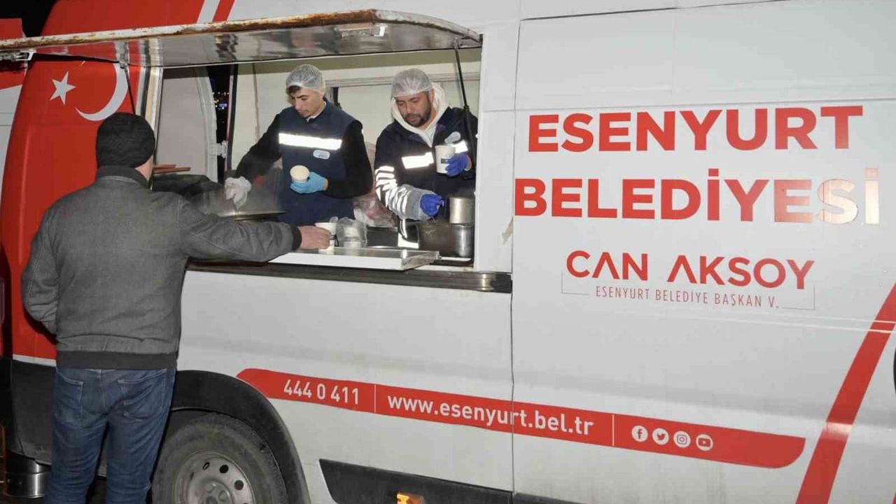 Esenyurt Belediyesi'nden metrobüs duraklarında çorba ikramı