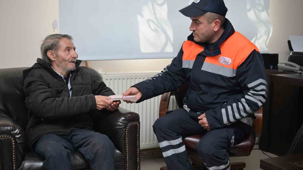 Esenyurt Belediyesi Personelinden Örnek Davranış: Bulunan Para Poşeti Sahibine Ulaştırıldı