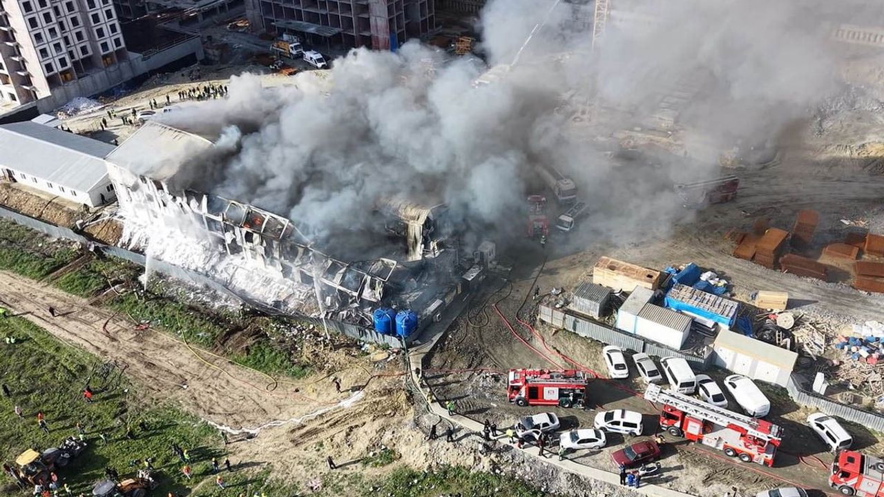 Esenyurt’ta 3 katlı işçi konteynerinde yangın kontrol altına alındı