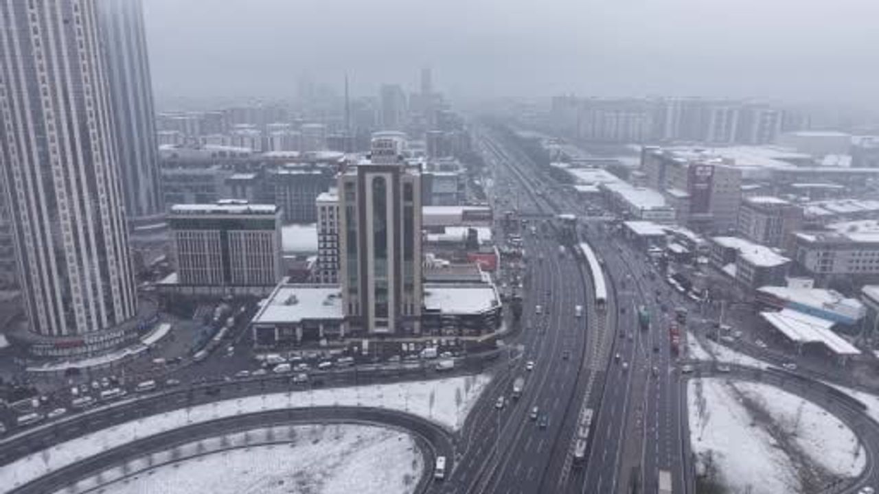 Esenyurt’ta aralıklı kar yağışı ilçeyi kısmen beyaza bürüdü