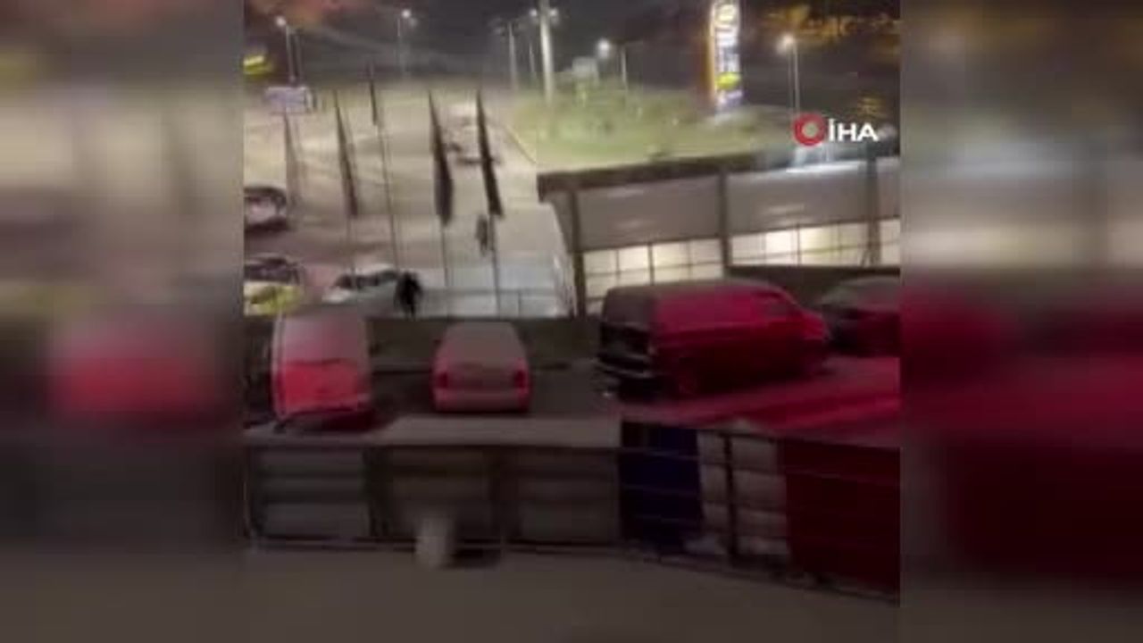 Esenyurt’ta benzinlikte eli sopalı 4 şahıs aracına zarar verdi