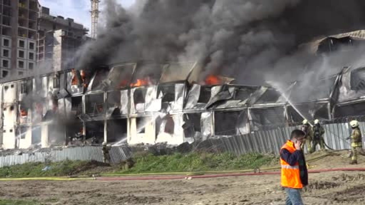 Esenyurt'ta inşaat konteynerinde yangın