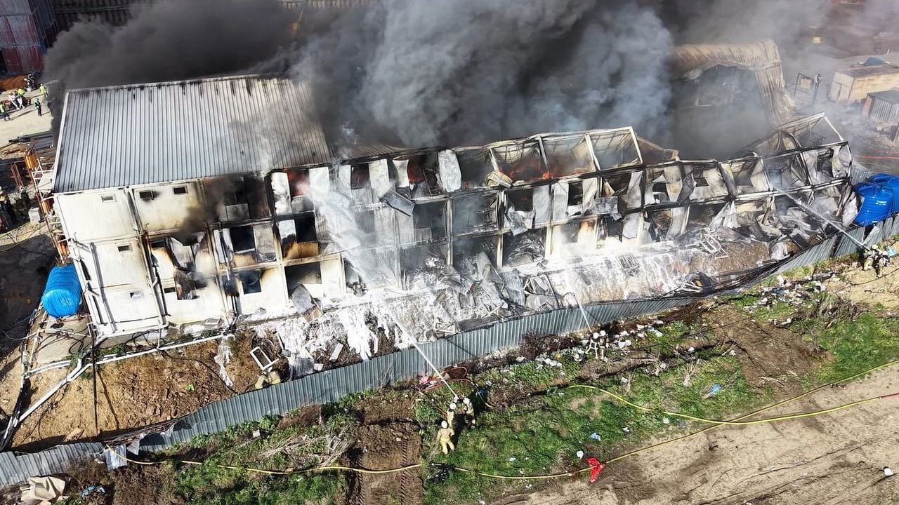 Esenyurt'ta inşaat konteynerinde yangın: İşçiler tahliye edildi