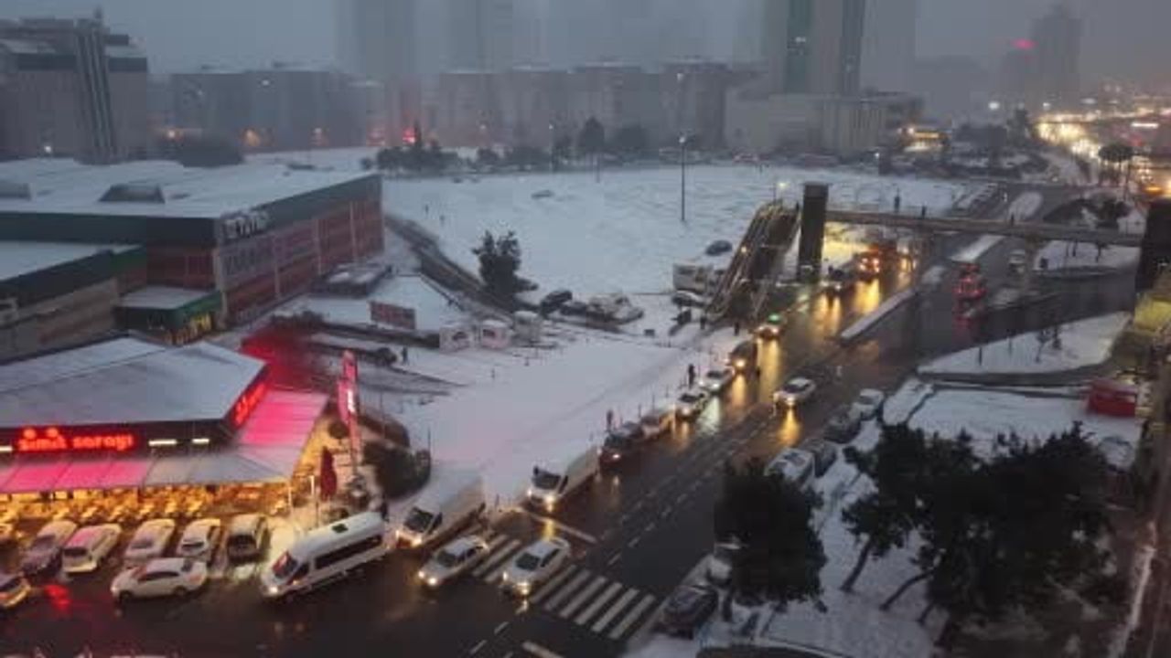 Esenyurt'ta karla kaplı görüntüler