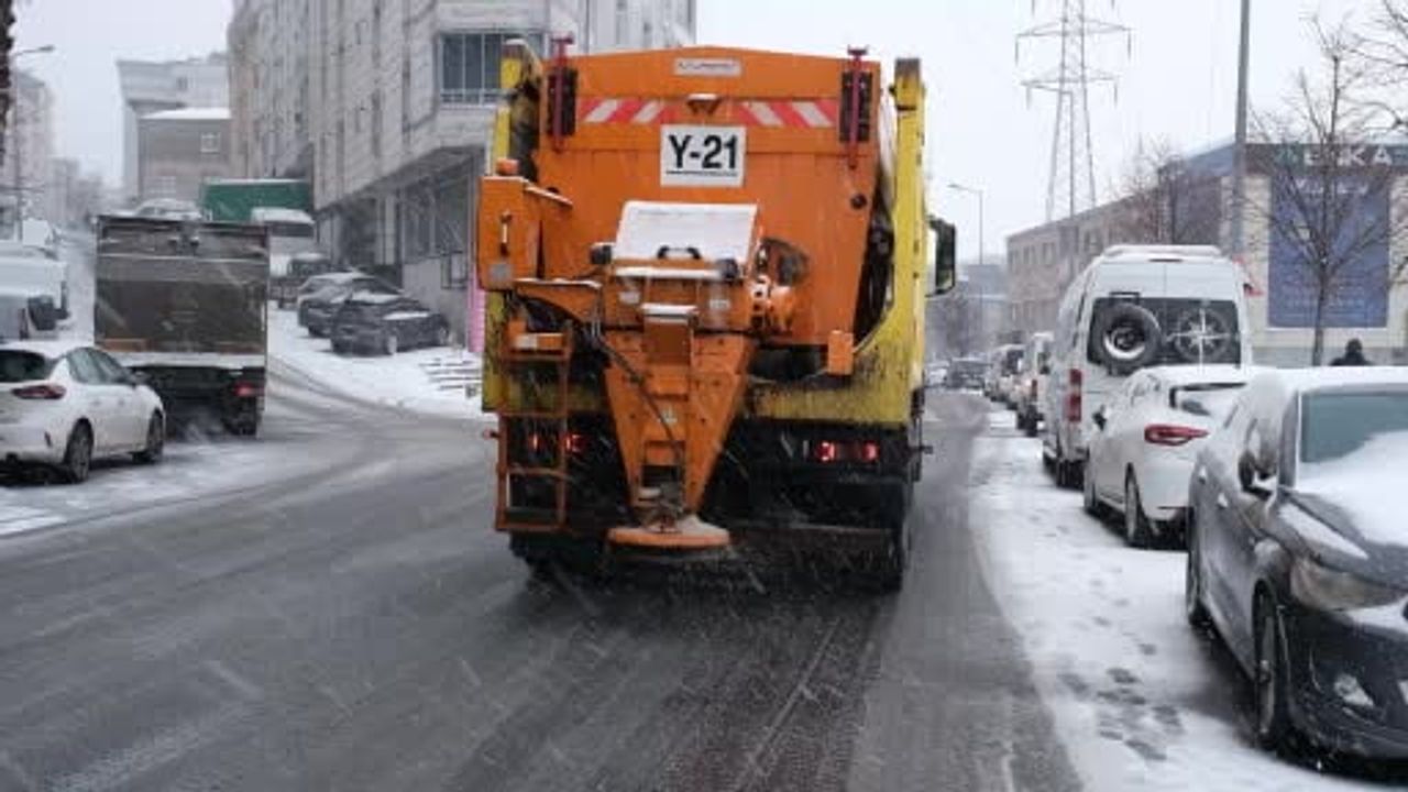 Esenyurt'ta Karla Mücadele Aralıksız Devam Ediyor