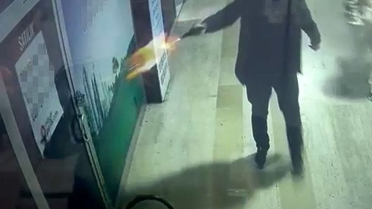 Esenyurt'ta pasajda silahlı saldırı: Rahat tavırlı şüpheli kamerada