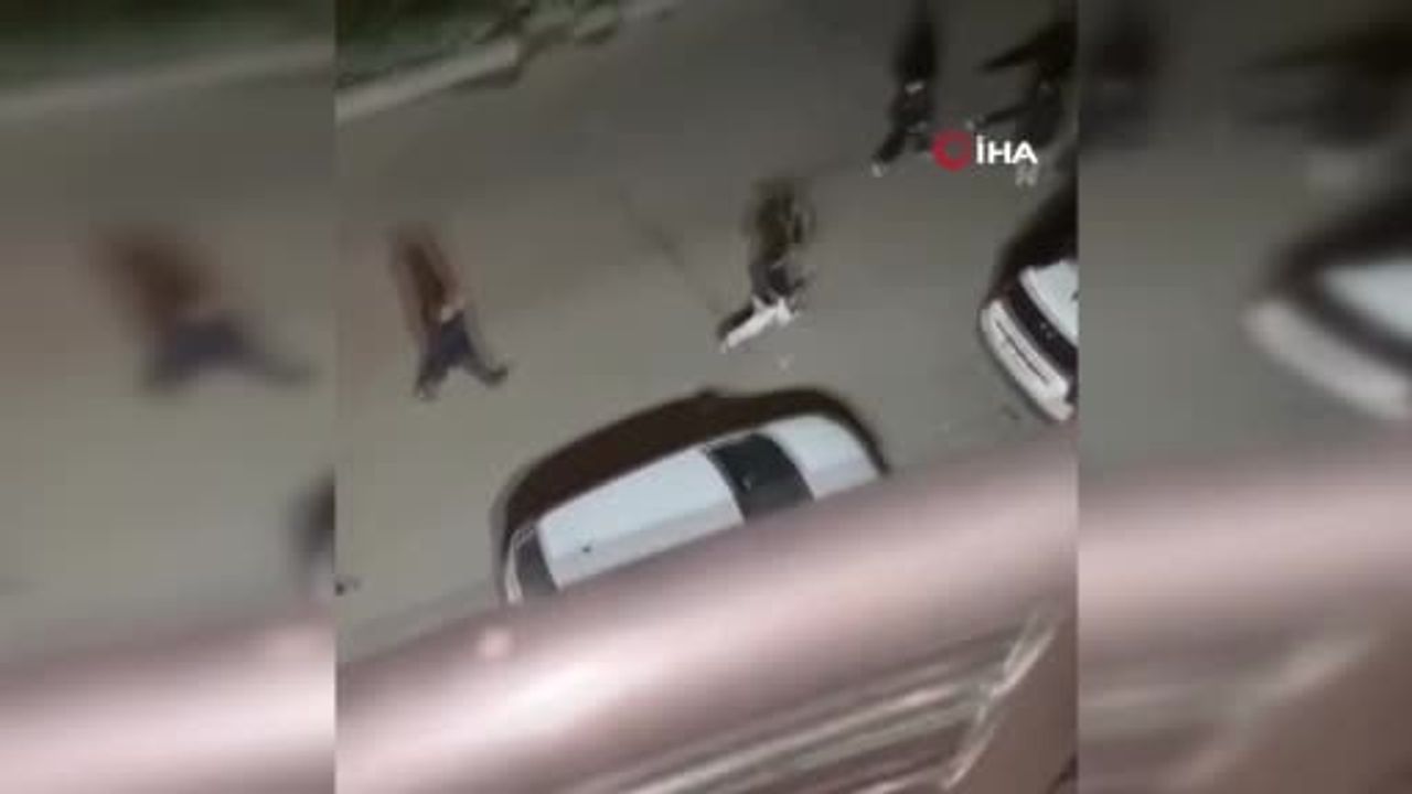 Esenyurt'ta Sokak Kavgası: Bir Kişi Bıçakla Yaralandı, O Anlar Kamerada