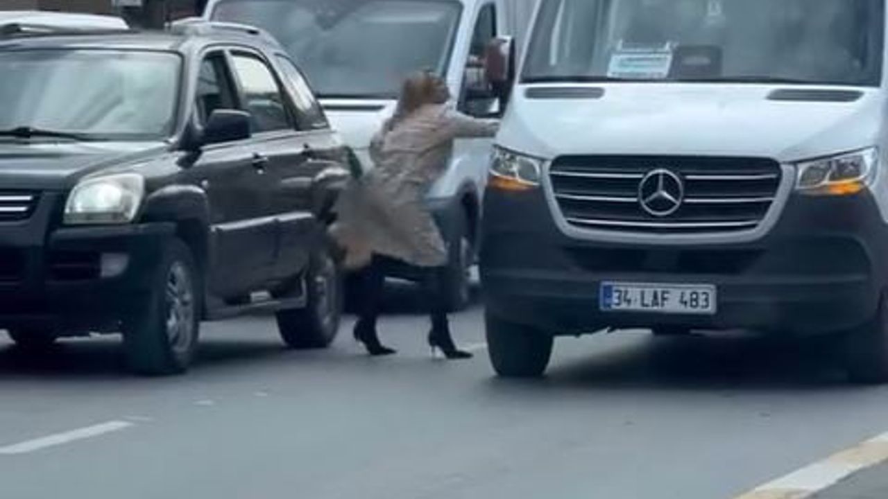 Esenyurt’ta trafik tartışması: Topuklu ayakkabılı kadın sürücü servis aracına saldırdı