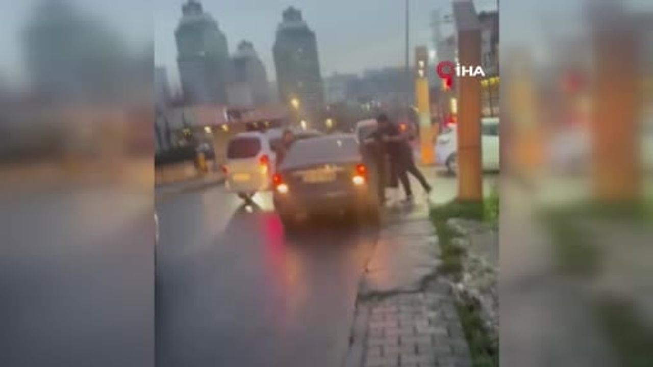Esenyurt’ta trafikte kavga: Sürücü kapıya sıkıştırılarak darp edildi