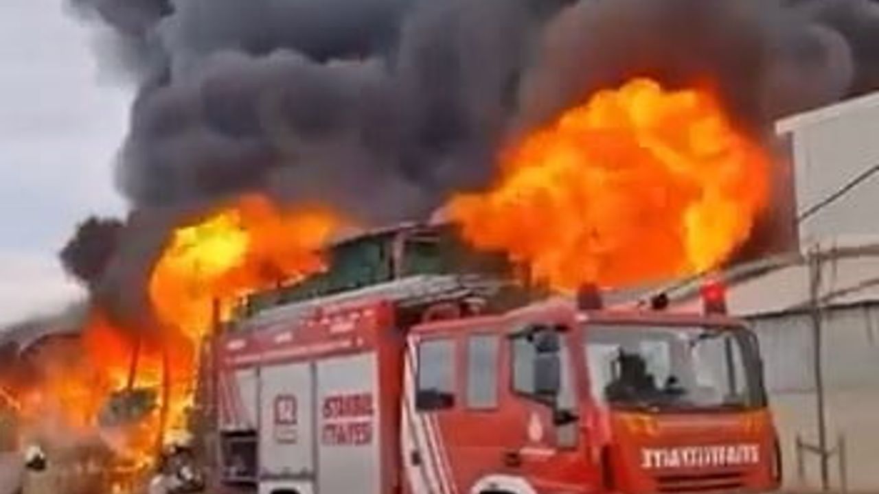 Esenyurt'ta zincir market deposunda yangın: çok sayıda itfaiye sevk edildi