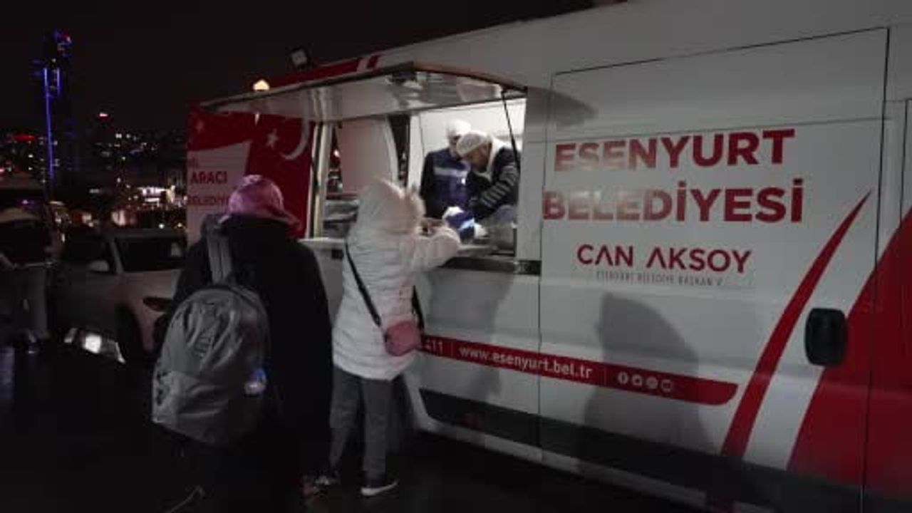 Esenyurt’te metrobüs duraklarında mobil çorba ikramı