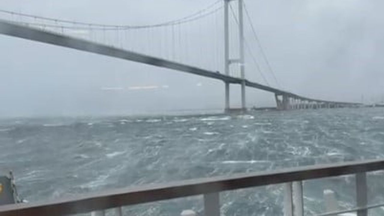 Eskihisar İskelesine Yanaşamayan Arabalı Feribot Güvenli Bölgede Fırtınayı Bekliyor