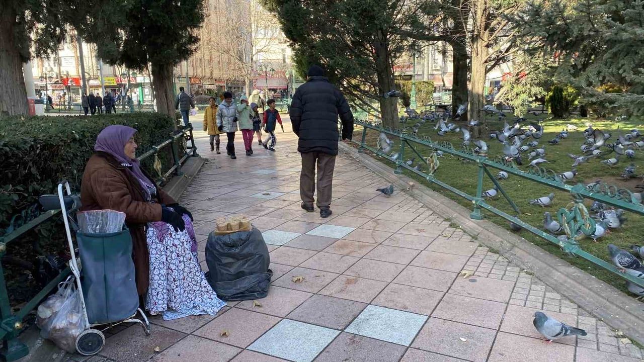 Eskişehir’de 74 yaşında, 5 hastalıkla kuş yemi satarak yakınlarına bakıyor