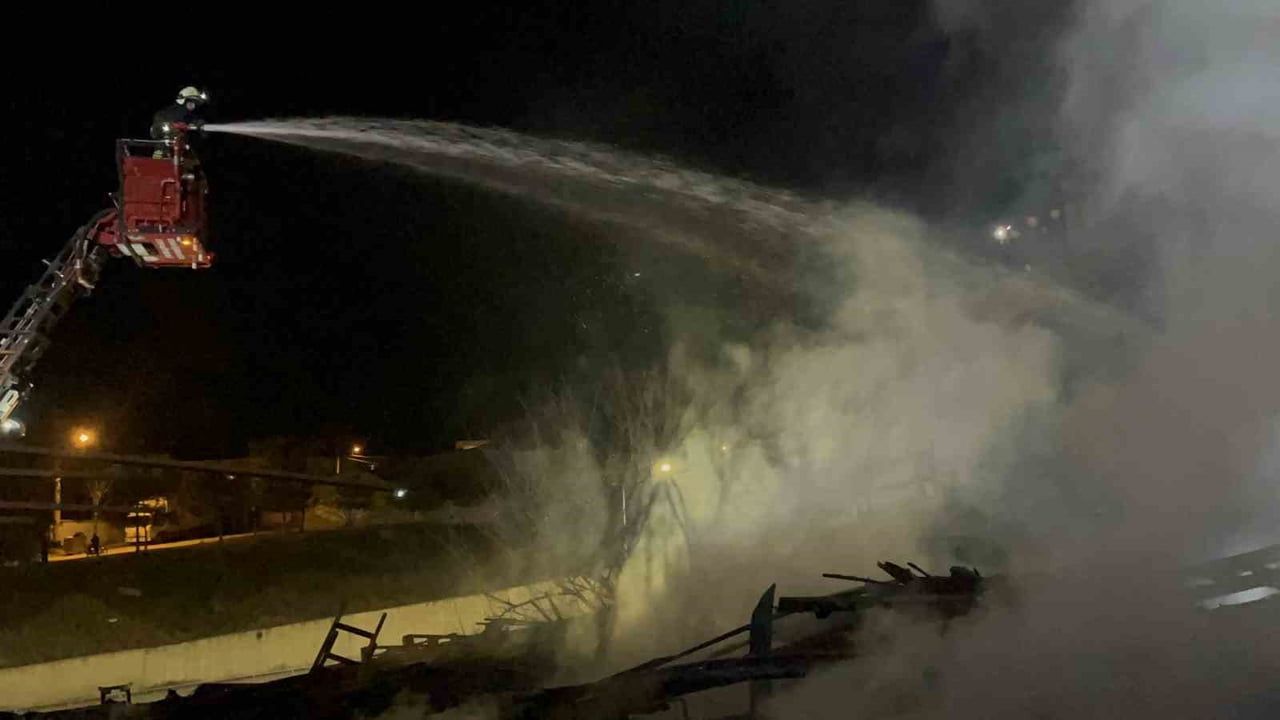 Eskişehir'de ahşap dolu depoda yangın kontrol altına alındı