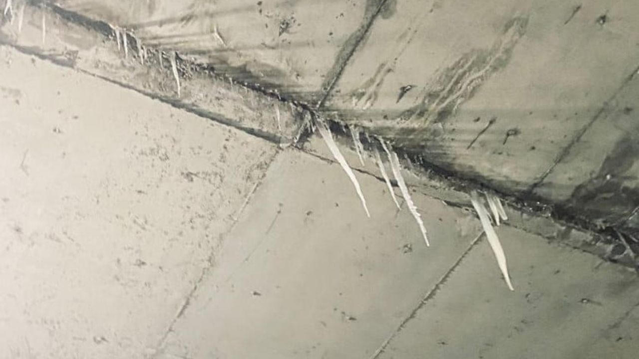 Eskişehir'de alt geçitte düşen buz sarkıtı otomobilin ön camını kırdı