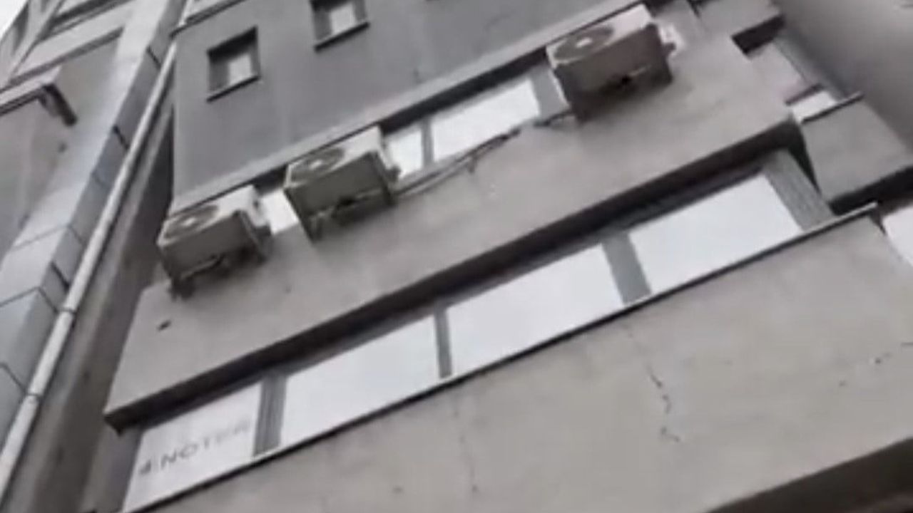 Eskişehir'de binadan düşen taşlar park halindeki motosikletlere zarar verdi