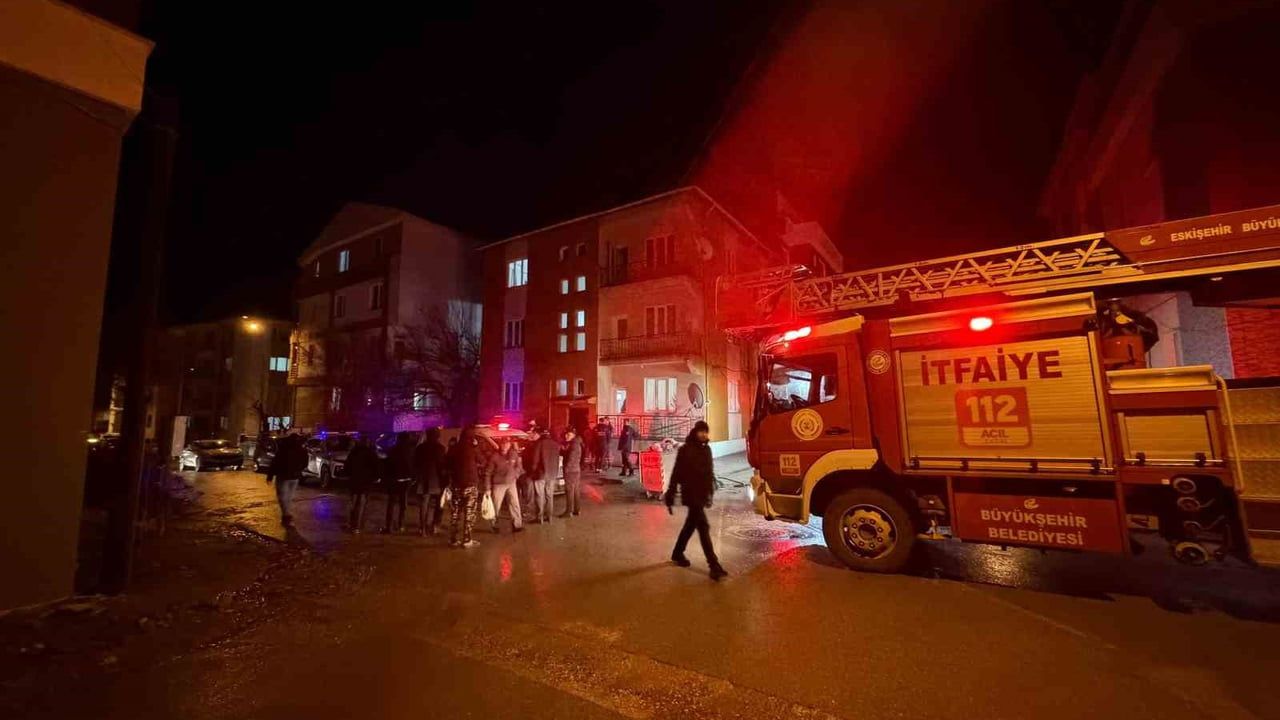 Eskişehir'de bunalıma girdiği iddia edilen kişi evinde yangın çıkardı