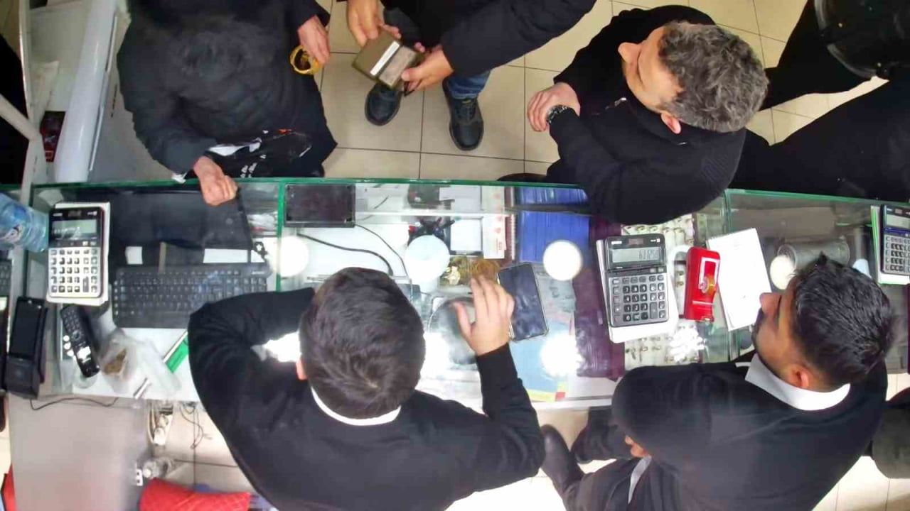 Eskişehir’de dikkatli kuyumcu 700 bin liralık vurgunu engelledi