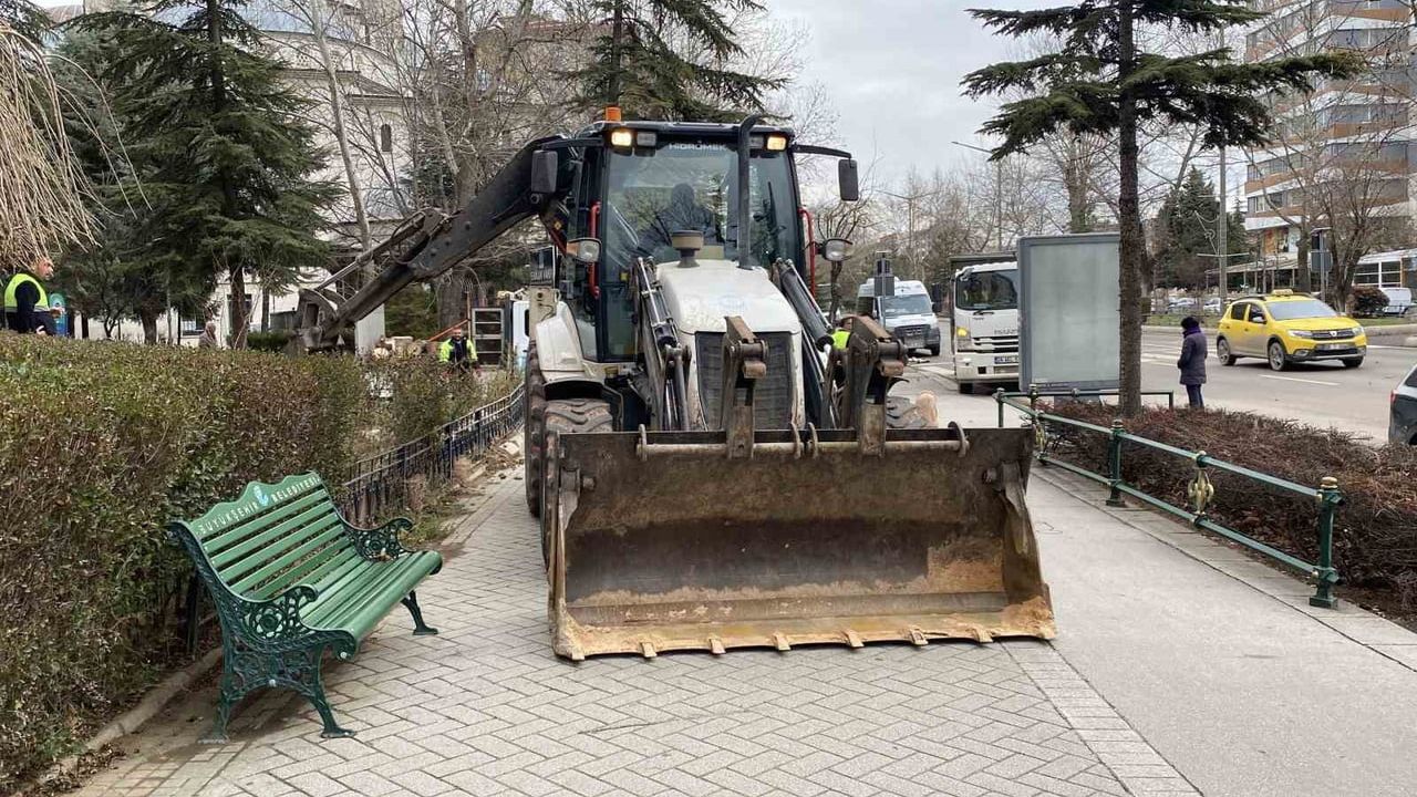Eskişehir'de fırtına: Ağaçlar devrildi, tramvay seferleri aksadı