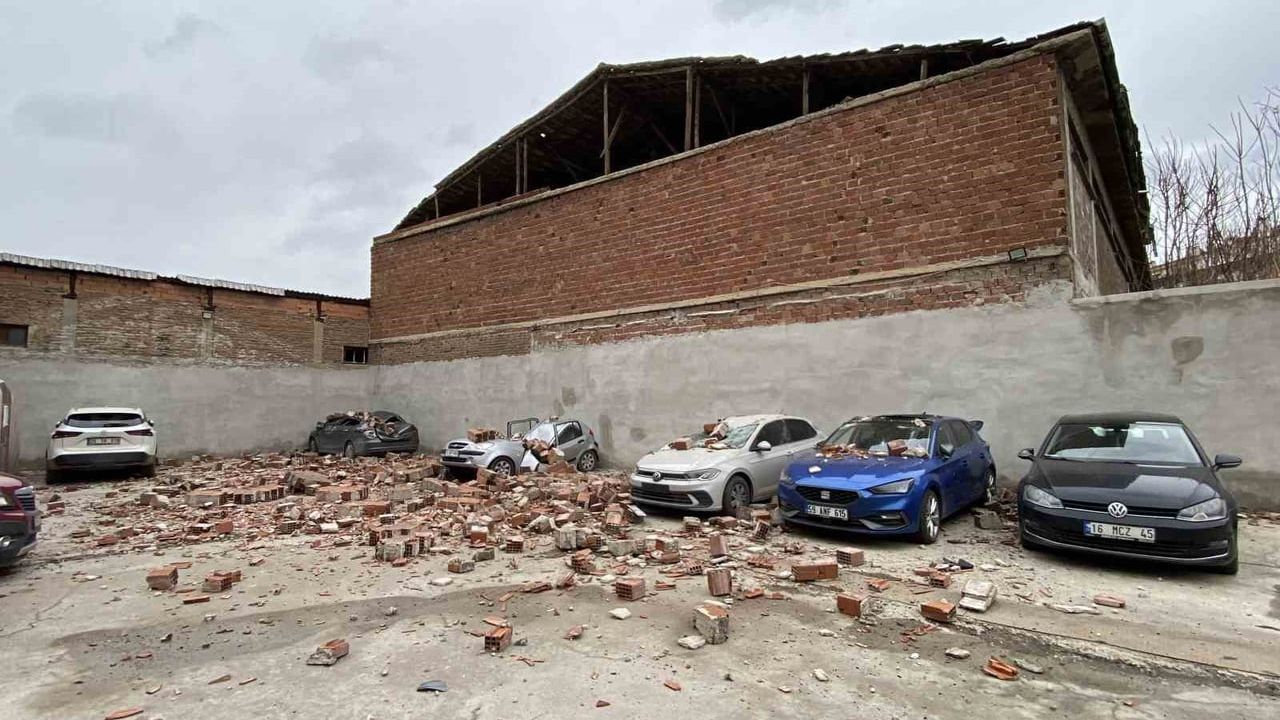 Eskişehir’de fırtına metruk binanın çatı duvarını devirdi: 6 araç hasar gördü