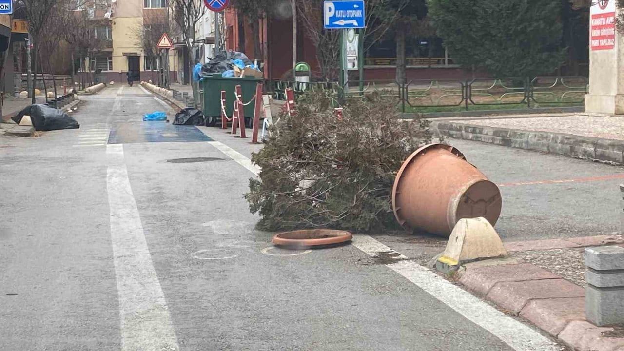 Eskişehir'de fırtına, yağmurla etkisini artırdı