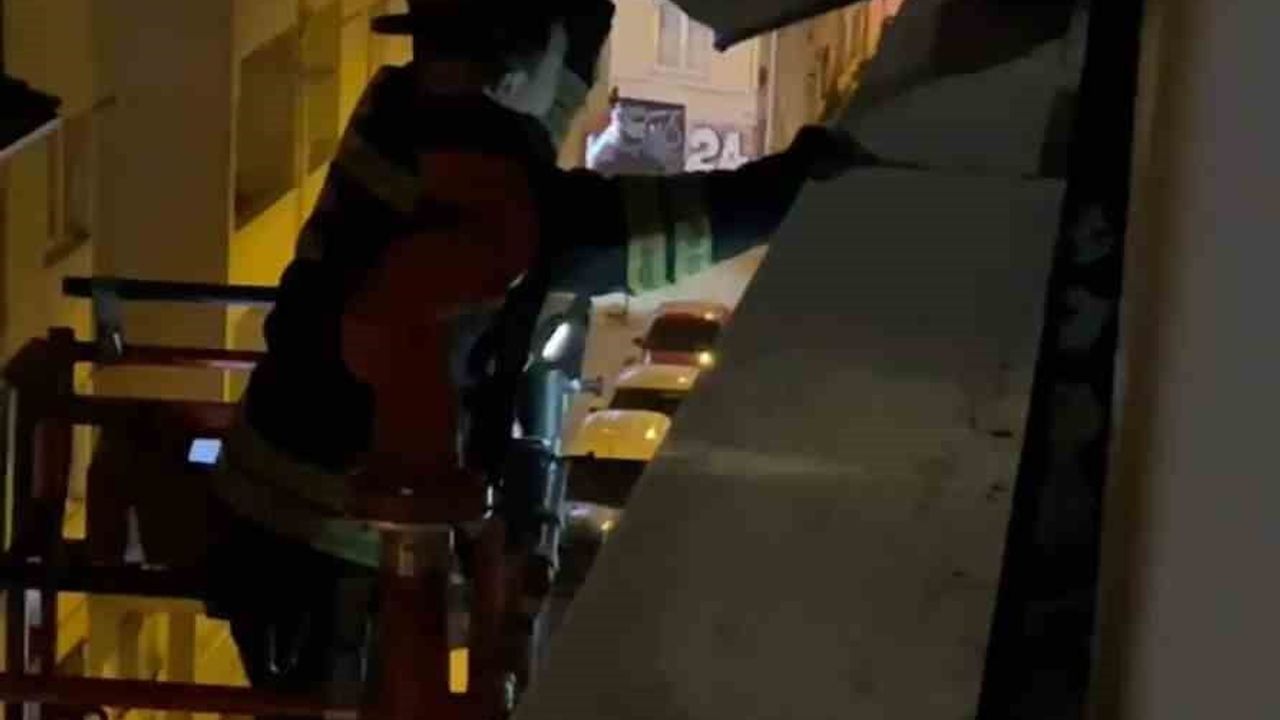 Eskişehir'de gece itfaiye operasyonu: Sarkan metal parça kontrollü şekilde indirildi
