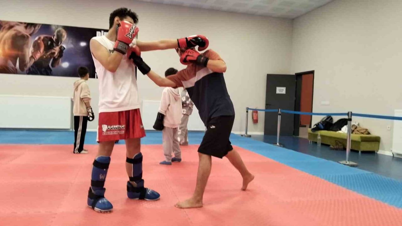 Eskişehir'de Gençler Kick Boks Antrenmanlarıyla Formda