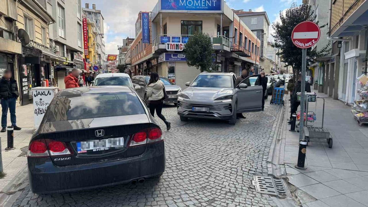 Eskişehir'de hatalı park yolda kilitlenmeye neden oldu