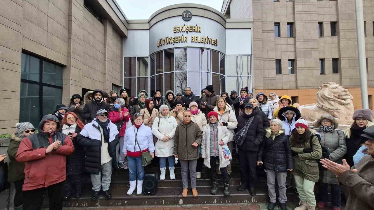 Eskişehir'de hayvanseverler belediye önünde toplandı: Yaşam alanları gönüllülere açılsın