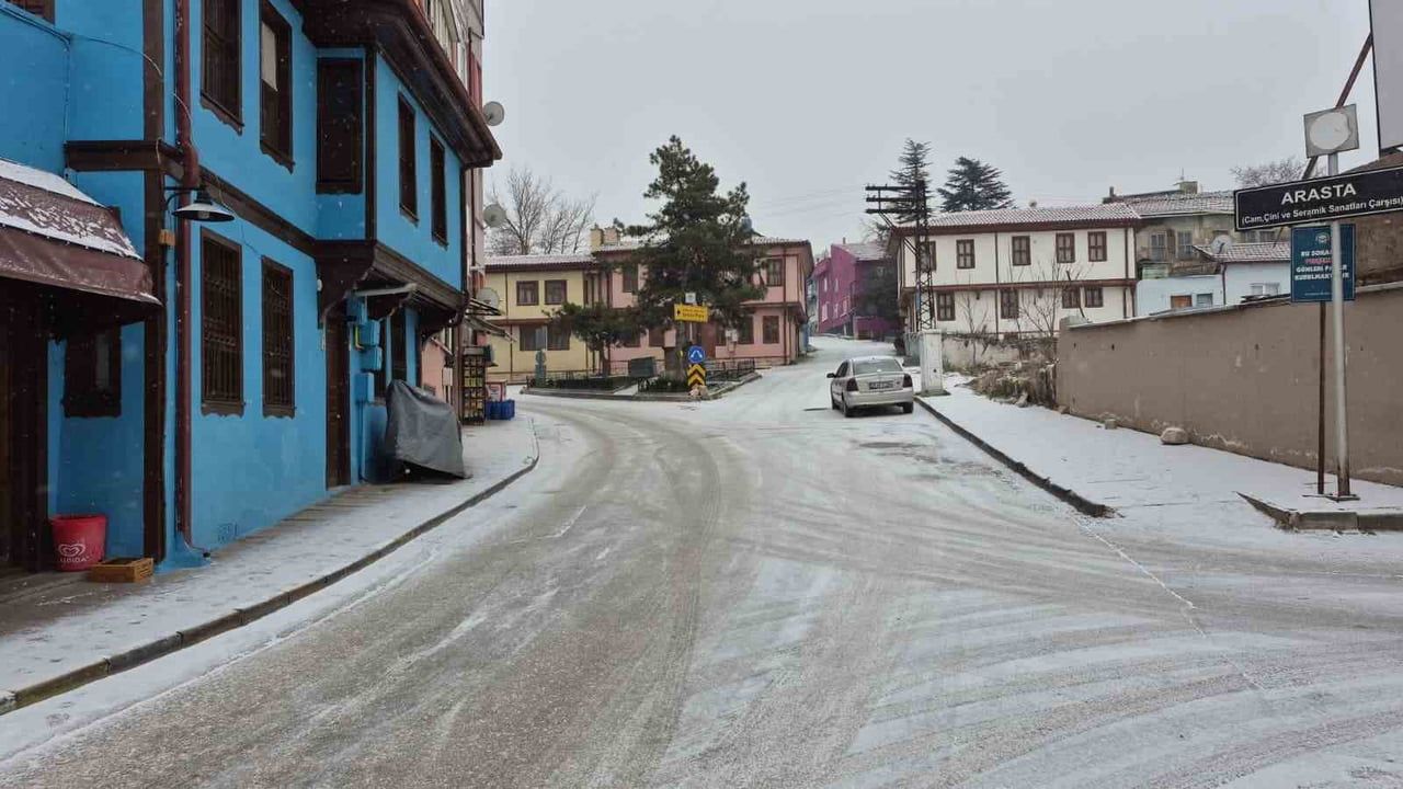 Eskişehir'de kar bereketi: Tarihi Odunpazarı Evleri kartpostallık görüntüler sundu