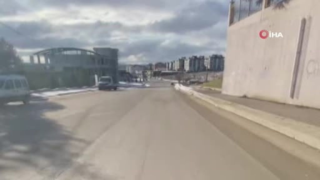 Eskişehir'de kask kamerasına yansıdı: Ara sokaktan çıkan araca kıl payı çarpma tehlikesi