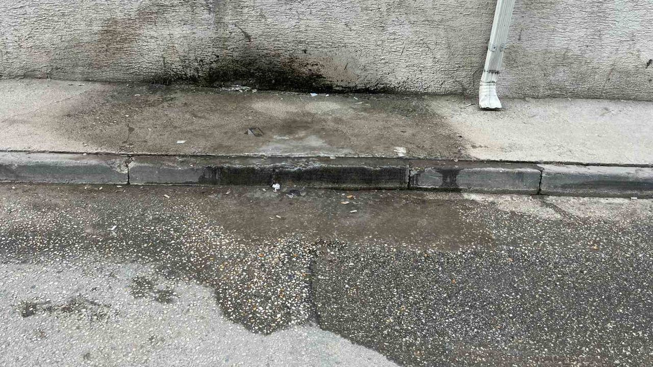 Eskişehir'de klima tahliyesi kaldırımı buz pistine dönüştürdü