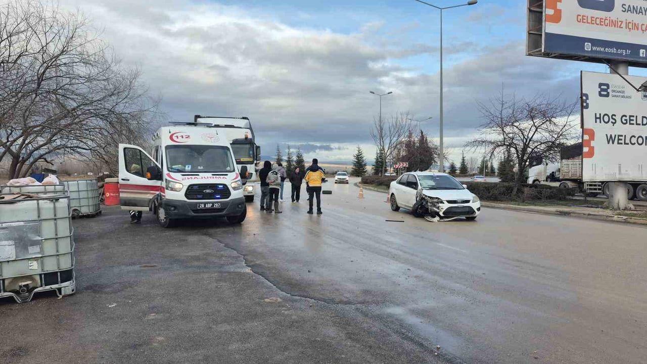 Eskişehir’de kontrolden çıkan otomobil park halindeki tıra çarptı, mazot deposu delindi