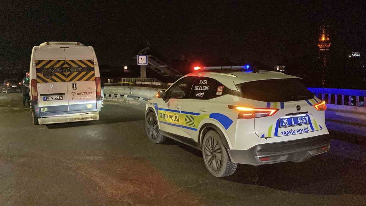 Eskişehir'de köprüde kayan otomobil servis aracına çarptı, 1 kişi yaralandı