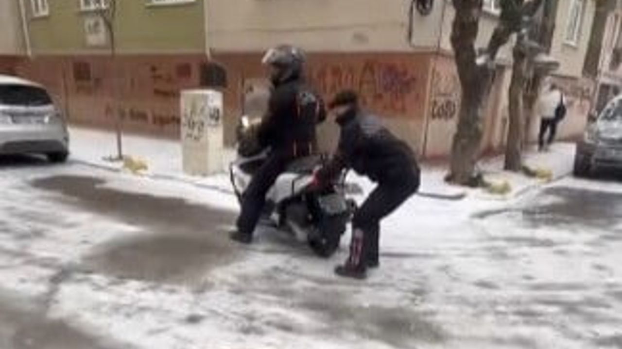 Eskişehir'de kuryenin buzlu zeminde kayma anları