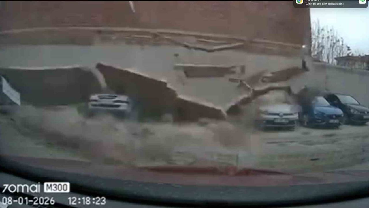 Eskişehir'de metruk binanın duvarı otoparka devrildi — araç içi görüntüler ortaya çıktı