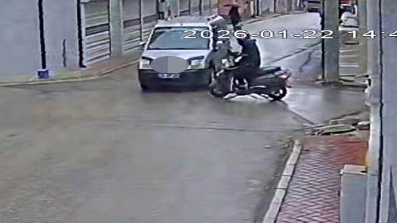 Eskişehir'de motosiklet-panelvan çarpışması: Genç kurye ağır yaralandı