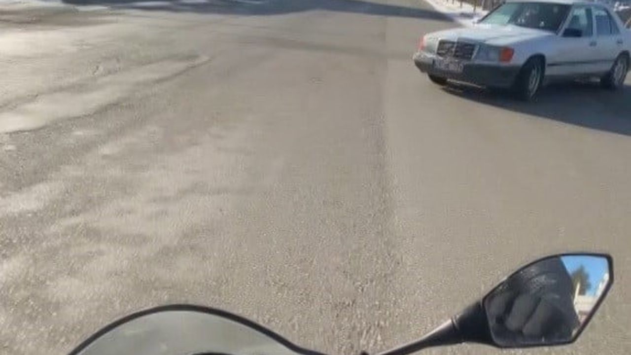 Eskişehir'de motosiklet sürücüsü araca çarpmaktan kıl payı kurtuldu