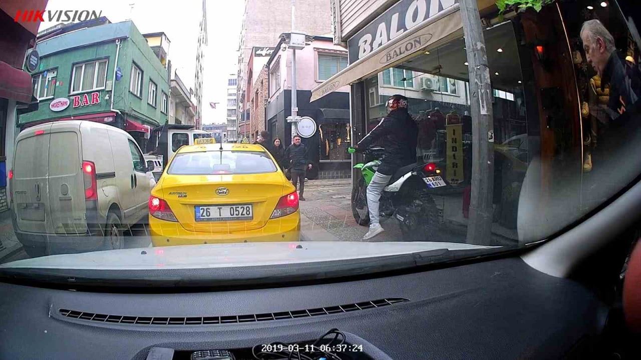 Eskişehir'de motosiklet sürücüsü kaldırıma çıkarak kırmızı ışığı geçti