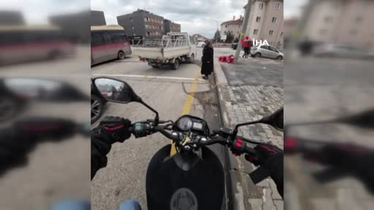 Eskişehir'de motosikletli sürücü, yoğun trafikte zorlanan yaşlı kadına yardım etti