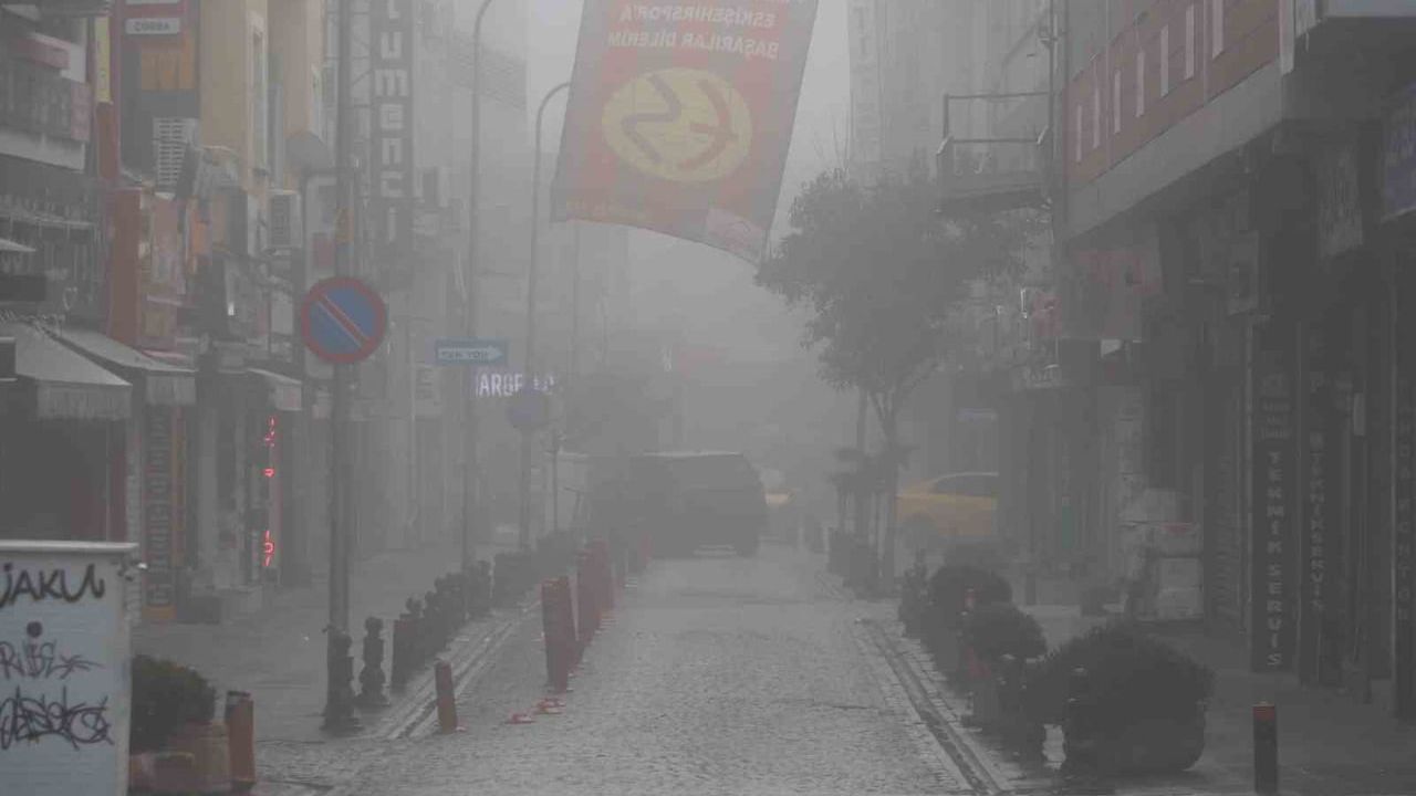 Eskişehir'de Pazar sabahı yoğun sis etkili oldu