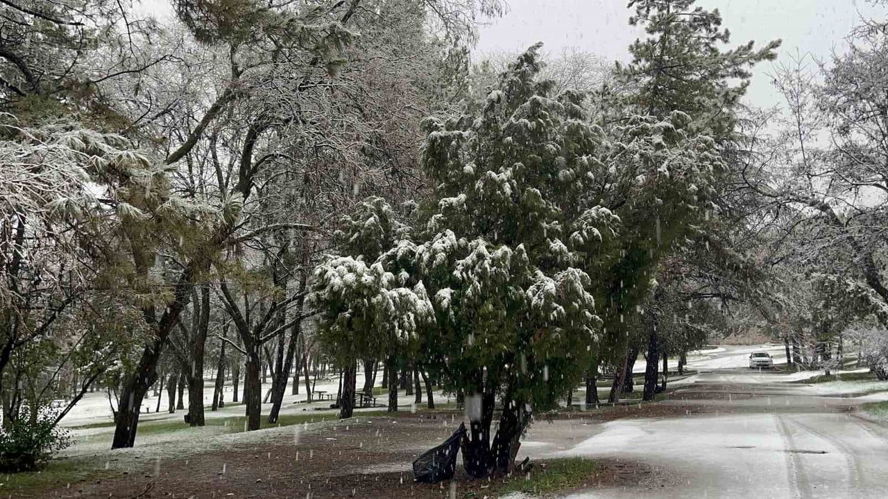 Eskişehir'de sabah saatlerinde lapa lapa kar yağışı