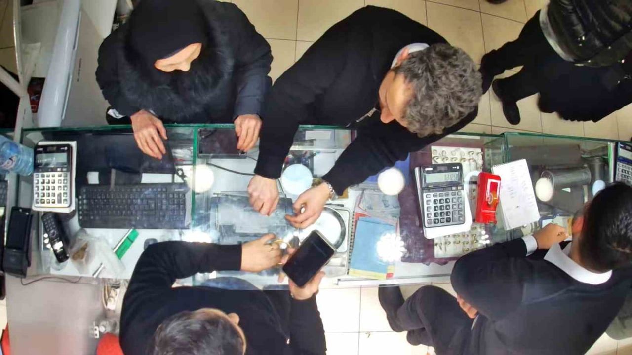 Eskişehir'de sahte polis dolandırıcılığı polis müdahalesiyle engellendi