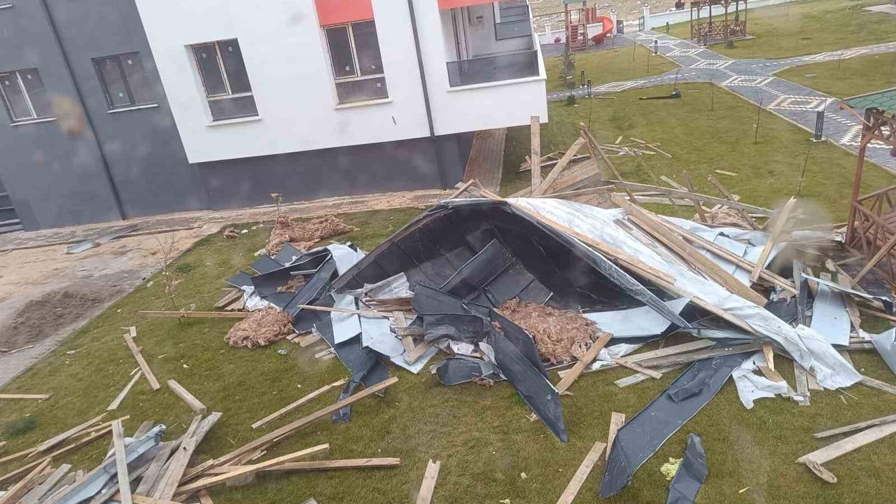 Eskişehir'de şiddetli fırtına çatıyı uçurdu: Çatı parçası daireye girdi