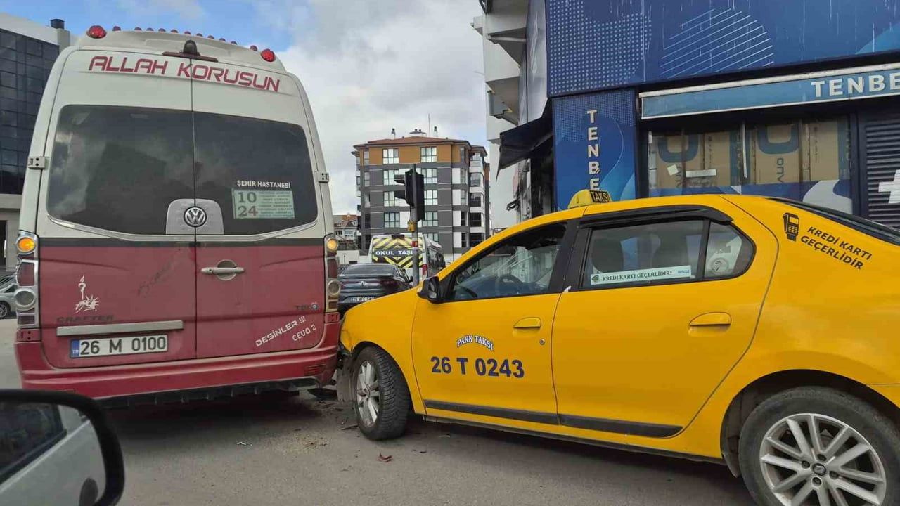 Eskişehir'de taksi dönüş yapan dolmuşa arkadan çarptı